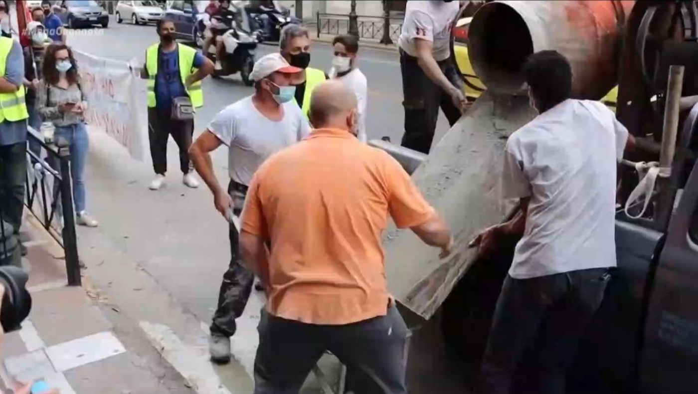 Εριξαν τσιμέντο στο Υπουργείο για τα... ρεπό που μοιράζει ο Χατζηδάκης