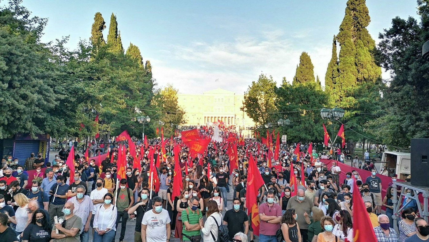 VIRAL: Γυναίκα πήγε με μπλούζα ΠΑΣΟΚ σε συγκέντρωση του ΚΚΕ!