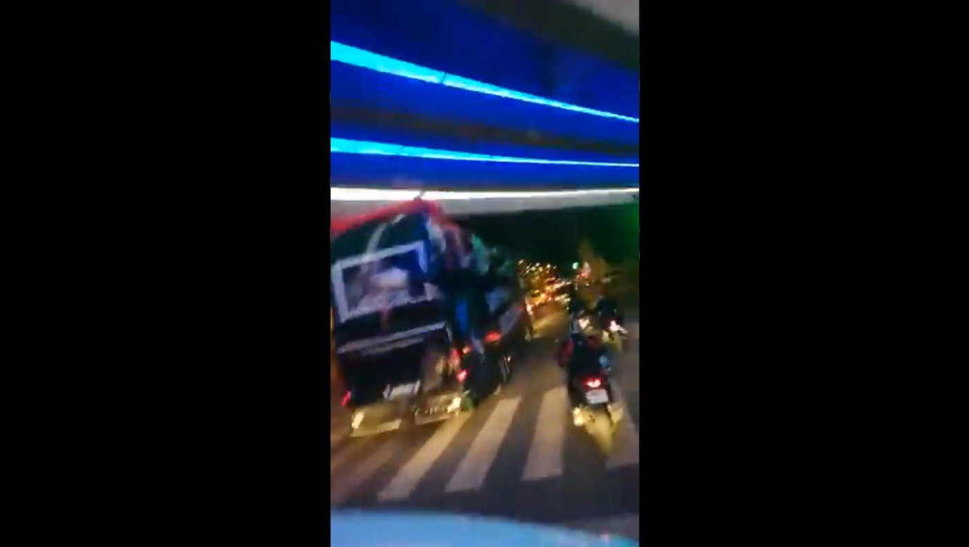 Σοκ: Ποδοσφαιριστής έπεσε από ανοιχτό λεωφορείο εν ώρα... πανηγυρισμών!