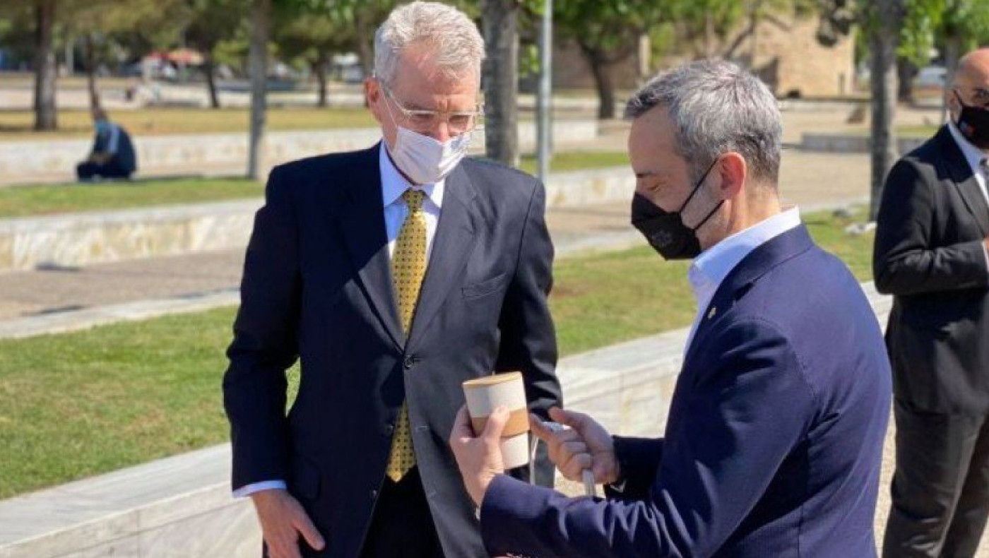 Θεσσαλονίκη: Ποδηλατάδα έκαναν ο Πρέσβης των ΗΠΑ με τον δήμαρχο Θεσσαλονίκης στην παραλία