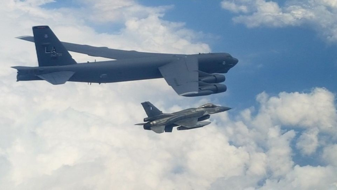 Ελληνικά F-16 συνοδεύουν αμερικανικό βομβαρδιστικό B-52 πάνω απ' τα Σκόπια