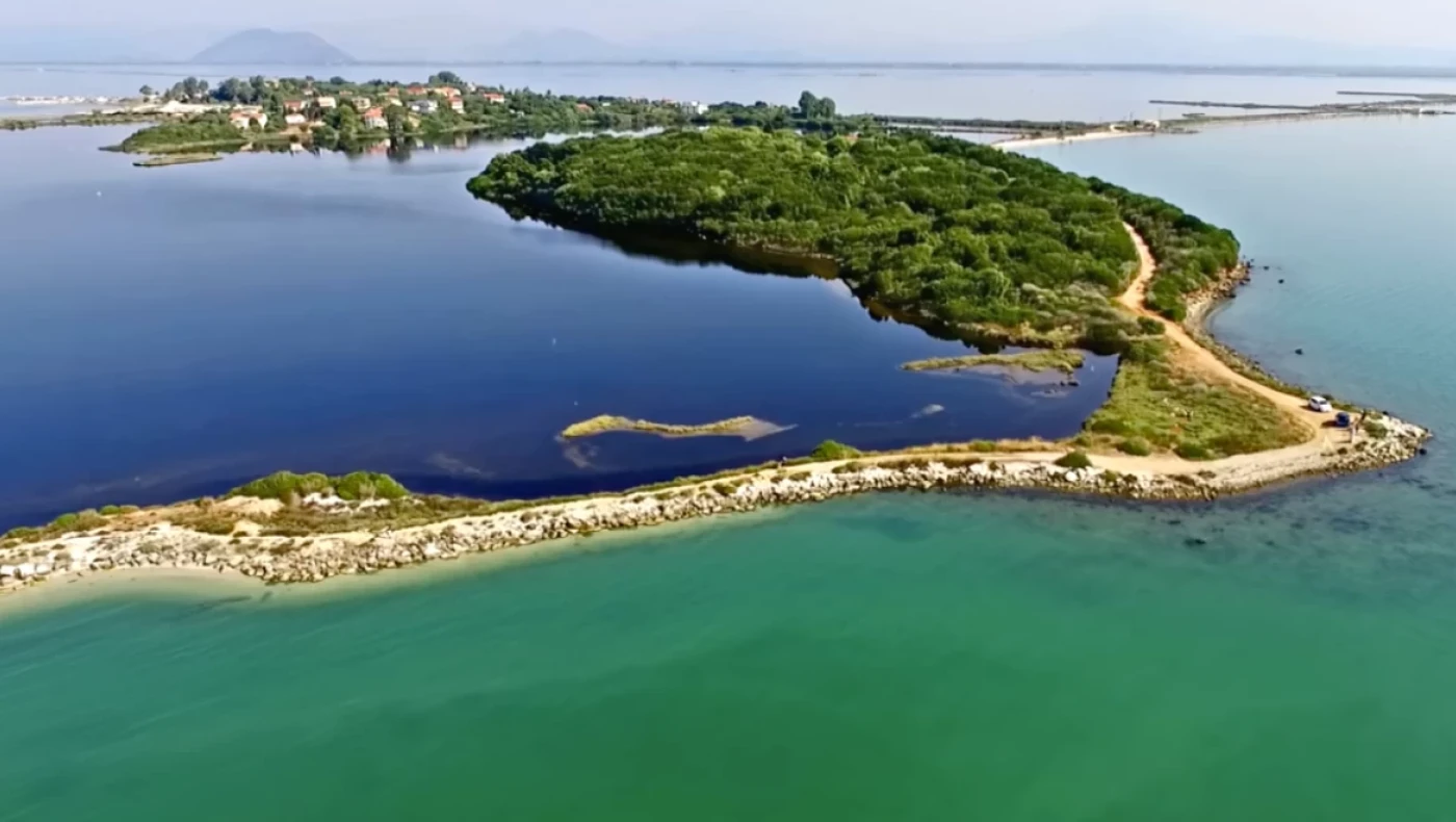 «Επιπλέει» στο νερό: Το άγνωστο χωριό-όνειρο της Ελλάδας