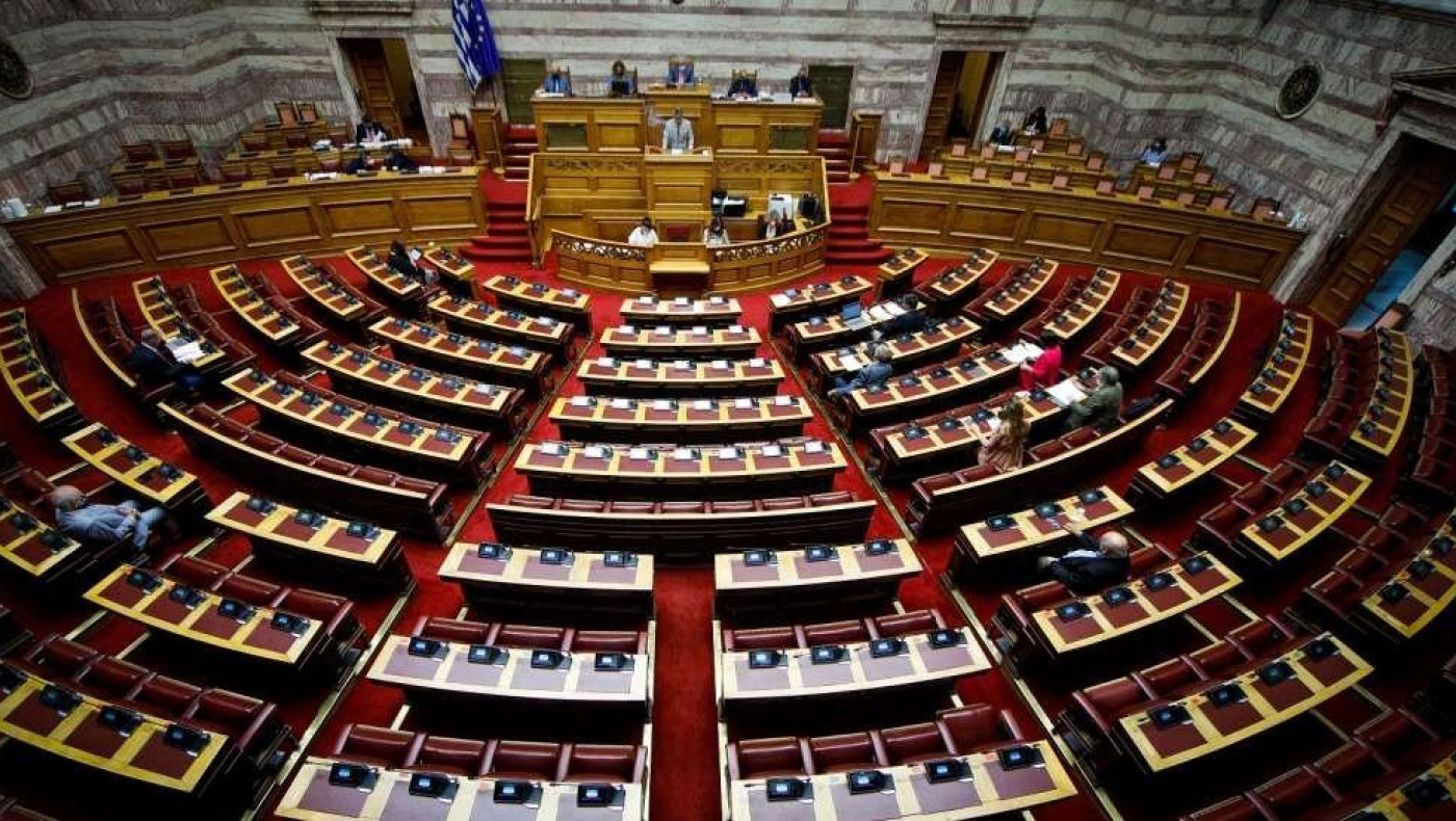 Στη Βουλή το εργασιακό νομοσχέδιο - 8ωρο, απολύσεις και αποζημιώσεις