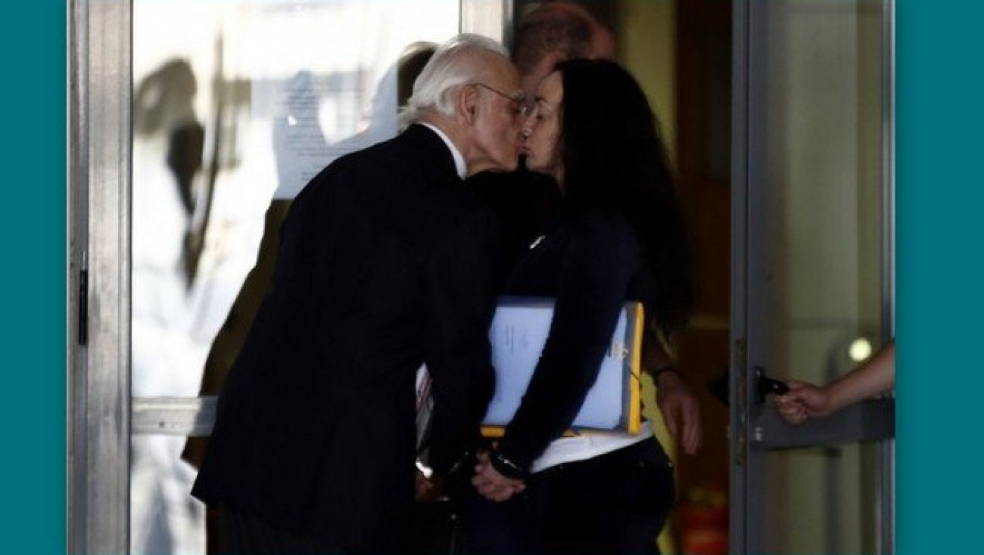 Τσοχατζόπουλος - Σταμάτη: Φιλί στο στόμα με τις χειροπέδες στα χέρια 