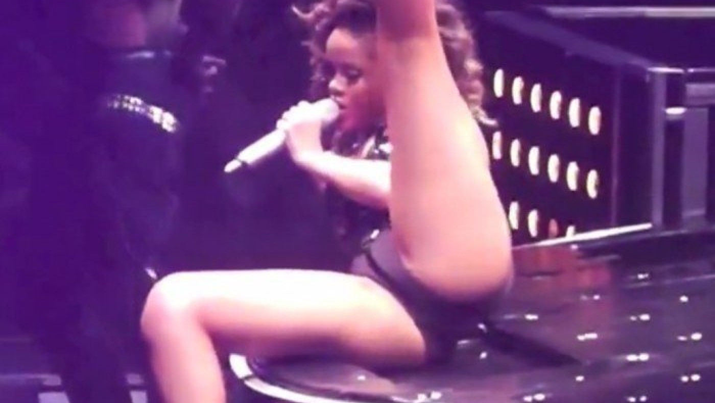 Όργια της Ριάνα επί σκηνής! (vid)