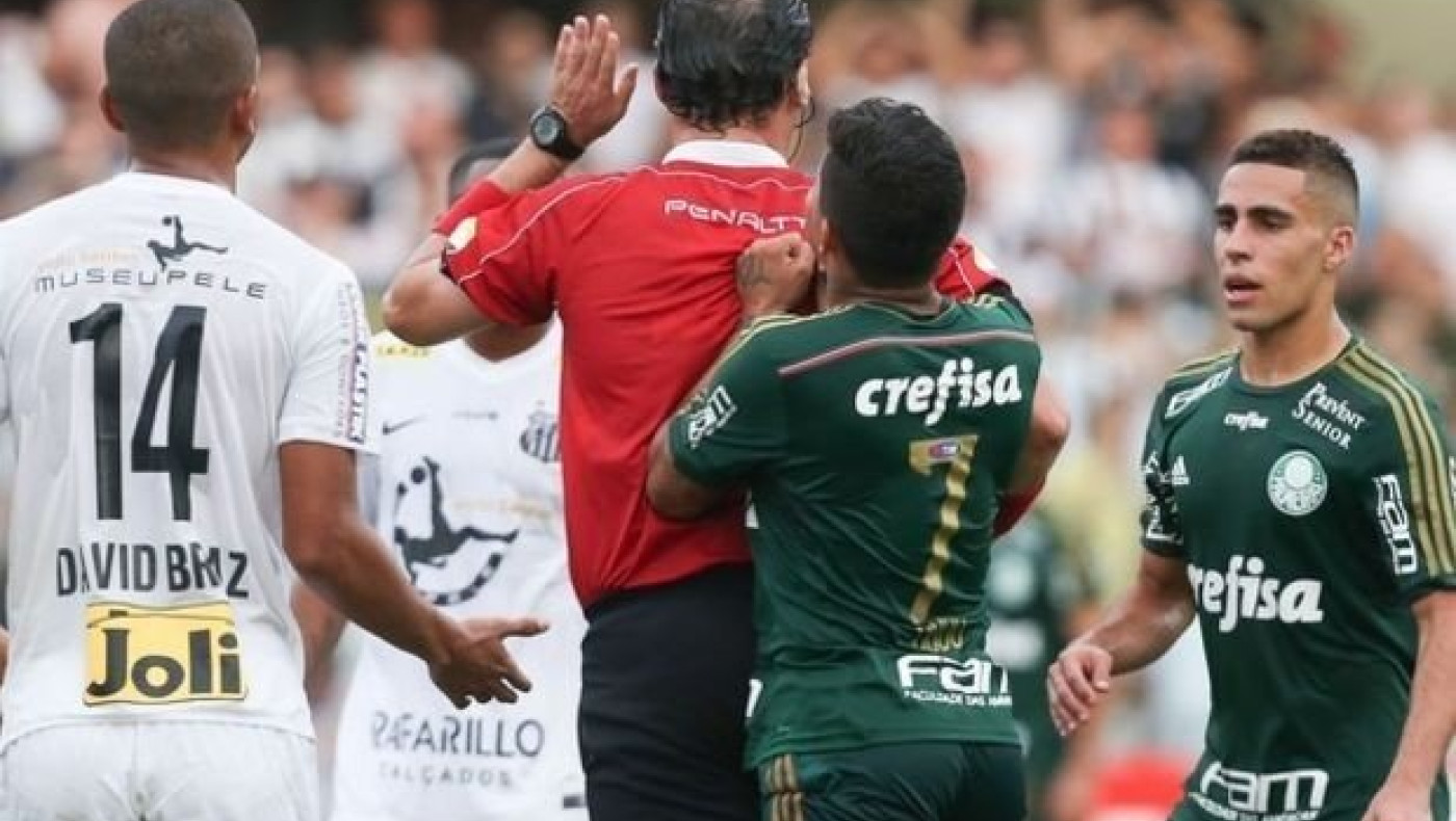 Ποινή - μαμούθ για απώθηση και εξύβριση διαιτητή (video)