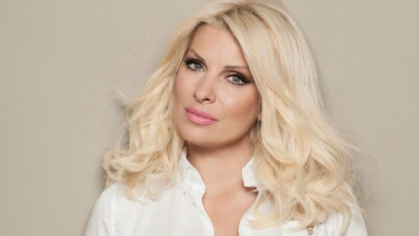 Με θεόστενο ροζ φόρεμά σήμερα στην εκπομπή η ωραία Ελένη (ΒΙΝΤΕΟ)