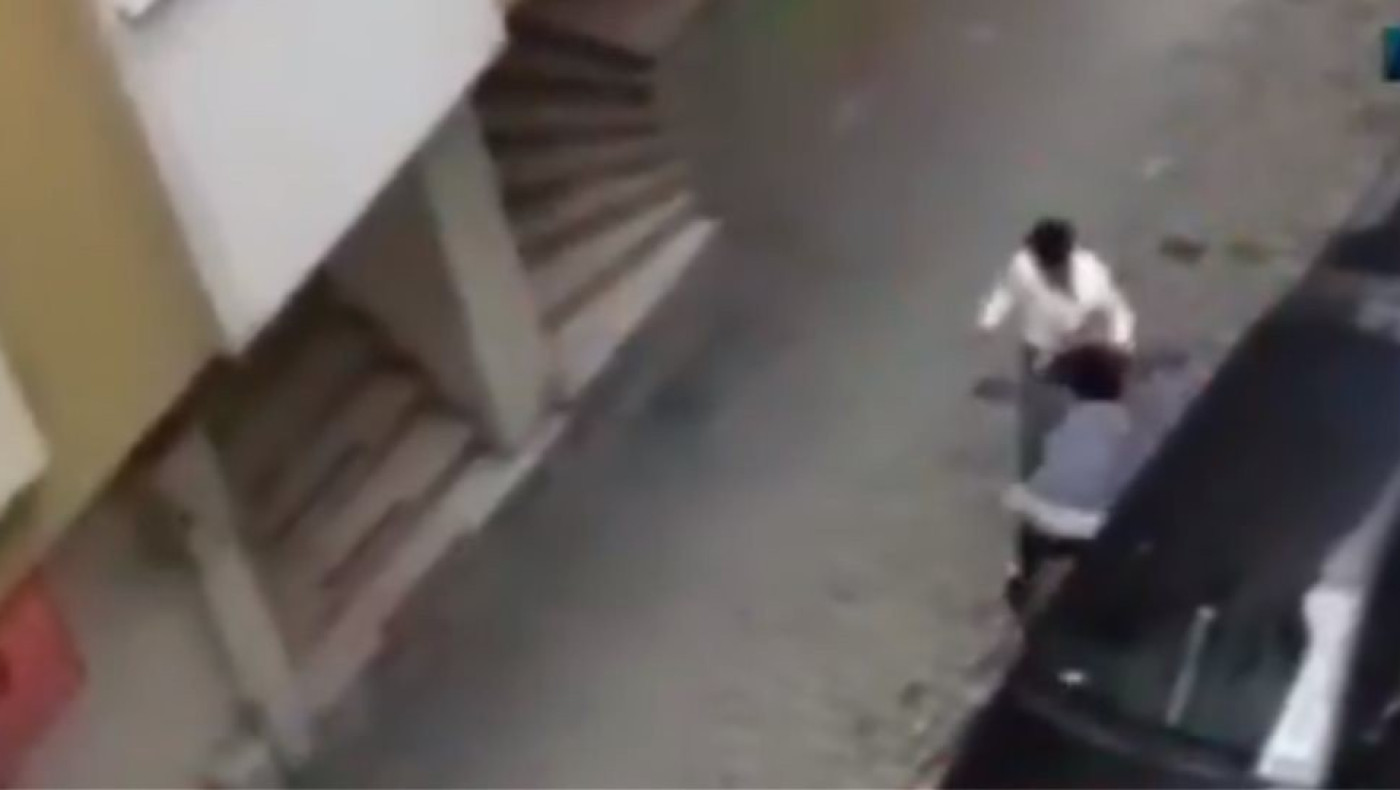 Σκληρές σκηνές στην Τουρκία: Επιτέθηκε στην έγκυο σύζυγό του στη μέση του δρόμου