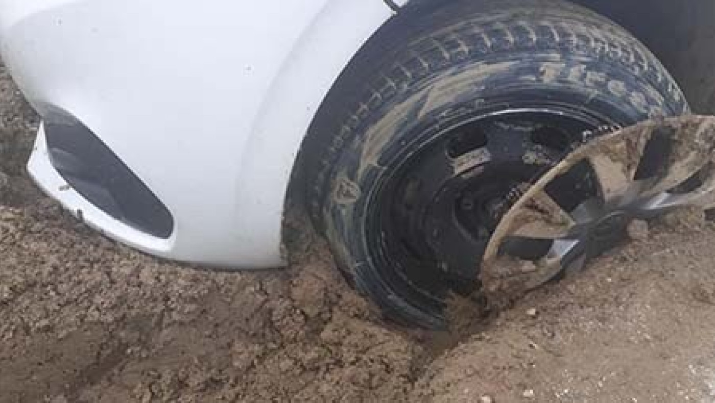 Θεσσαλονίκη: Λακκούβα σχεδόν κατάπιε αυτοκίνητο στον Λαγκαδά