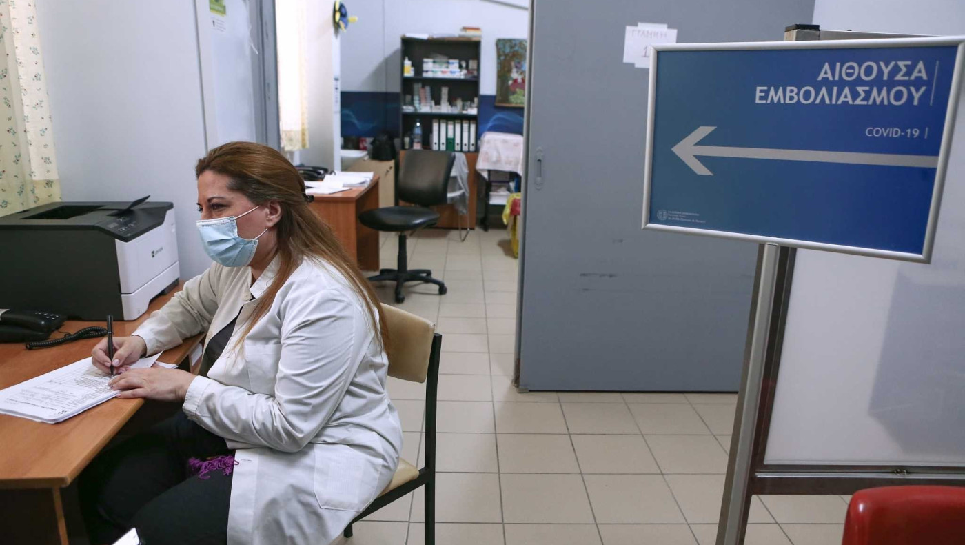 Μόσιαλος: Αν δεν ξεπεράσουν το 80% οι εμβολιασμοί, ανοσία δεν δημιουργείται