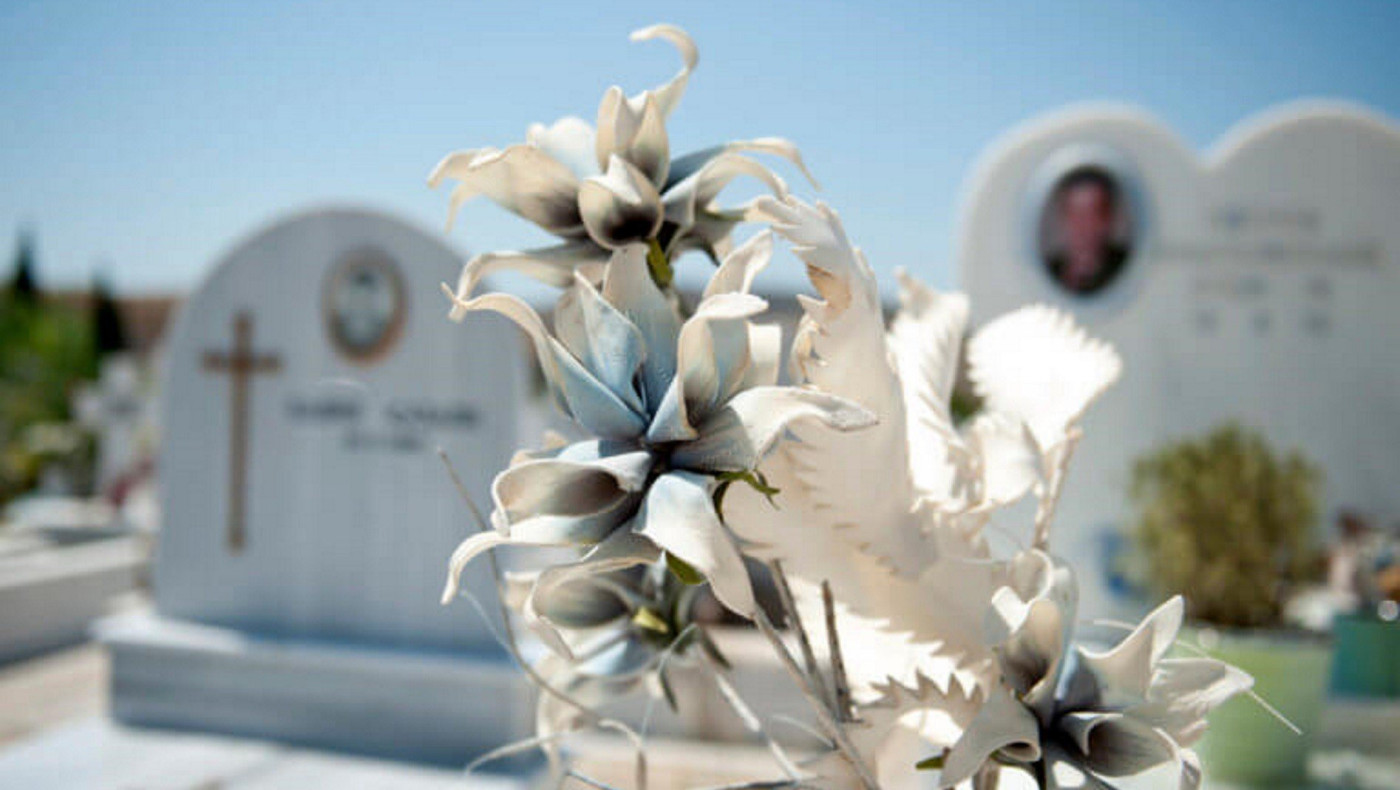 Θεσσαλονίκη: Κλοπές σε νεκροταφεία - Παίρνουν καντήλια και λάδια