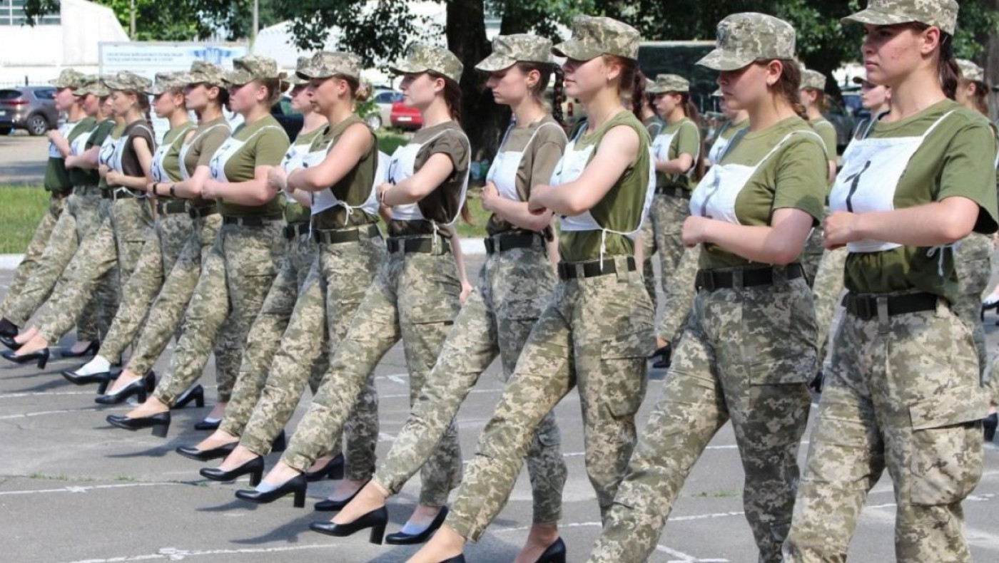 Σάλος στην Ουκρανία: Στρατιωτίνες παρέλασαν με… γόβες