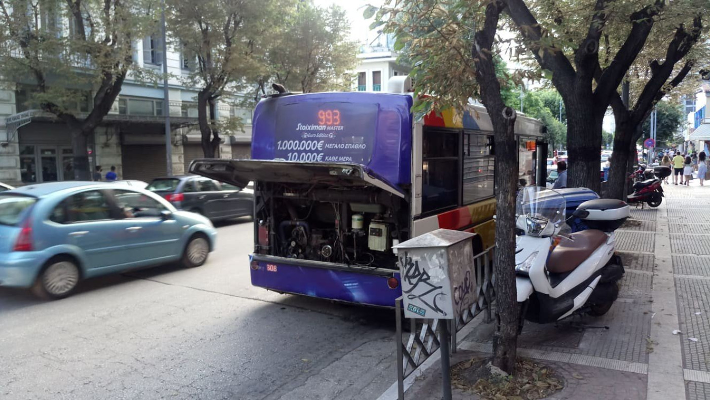 Θεσσαλονίκη: Έπιασε φωτιά εν κινήσει λεωφορείο του ΟΑΣΘ