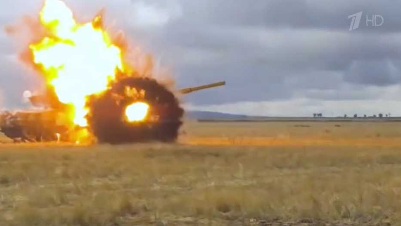 T-72: Το ρωσικό τανκ που αναχαιτίζει αντιαρματικό πύραυλο – Εντυπωσιακά πλάνα [vid]