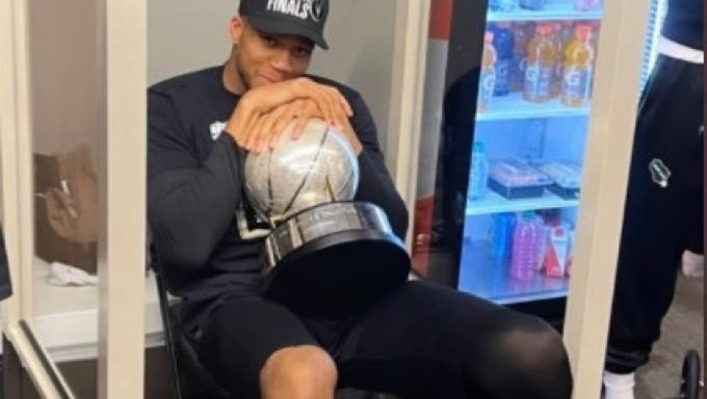 Δεν άφησε την κούπα ούτε... λεπτό ο Αντετοκούνμπο