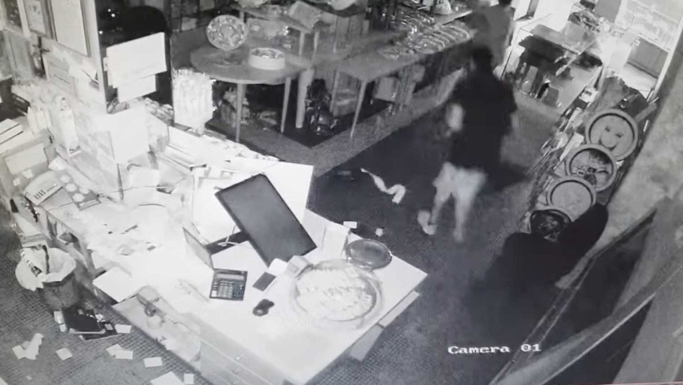 Εικόνες από διάρρηξη σε γνωστό ζαχαροπλαστείο στη Θεσσαλονίκη!