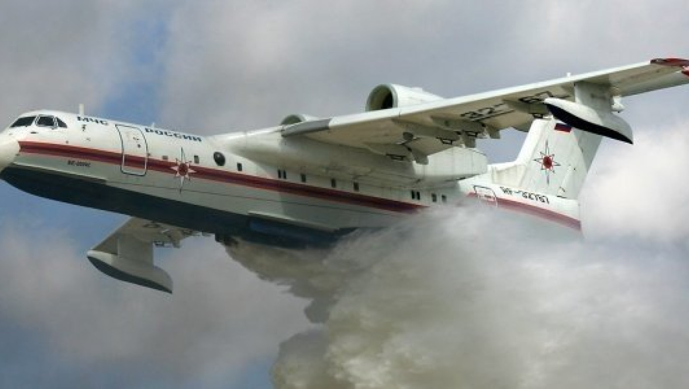 Έριξε νερό το ρωσικό Beriev-200 και άρχισε να βρέχει σε όλο τον Βαρνάβα!