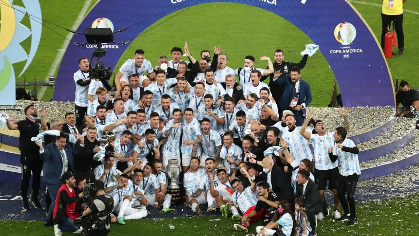 O Μέσι επέστρεψε στην Αργεντινή και... πνίγηκε στην αγκαλιά της Αντονέλα