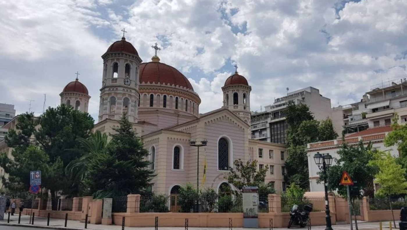 Θεσσαλονίκη: Πιστοί στηρίζουν ιερέα αρνητή του εμβολιασμό με διαμαρτυρία στη Μητρόπολη