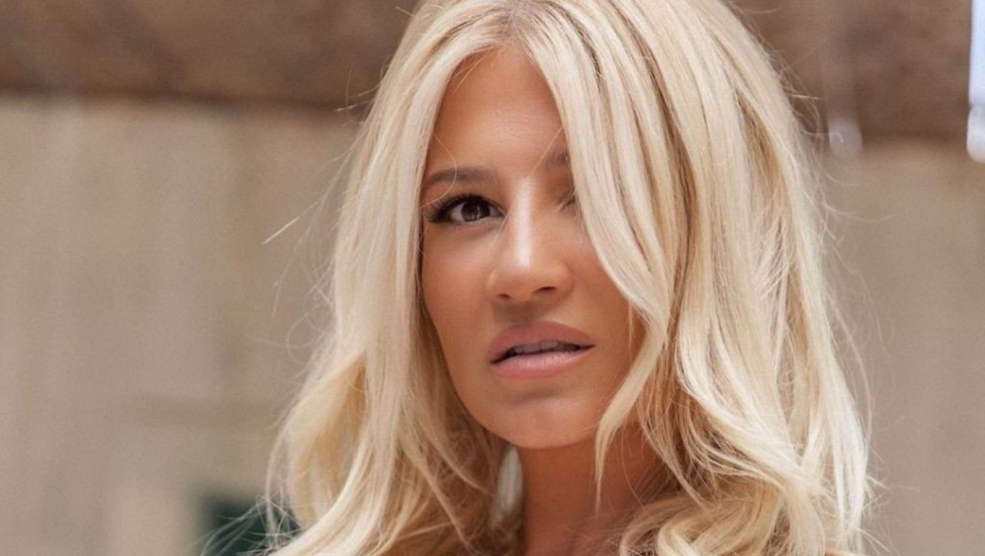 Η Φαίη Σκορδά αγκαλιά με τους νέους της συνεργάτες πιο χαρούμενη από ποτέ