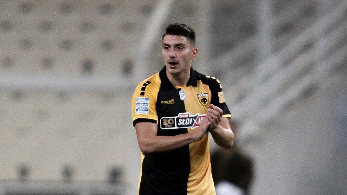 Οπαδοί της ΑΕΚ ευχαριστούν την Κροτόνε: «Με αυτόν θα πετάξετε την τηλεόραση από το μπαλκόνι»