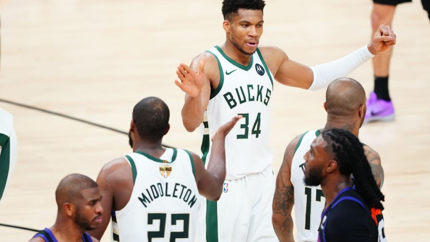 Μεγάλη κίνηση από τους Αντετοκούνμπο: Στους πυρόπληκτους το 50% των εσόδων του e-shop τους