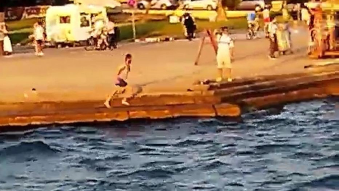 Ζεστάθηκε και... βούτηξε στον Θερμαϊκό!