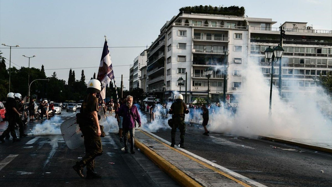 Βίντεο: Ρίψη νερού και δακρυγόνα στην ειρηνική συγκέντρωση κατά του υποχρεωτικού εμβολιασμού!