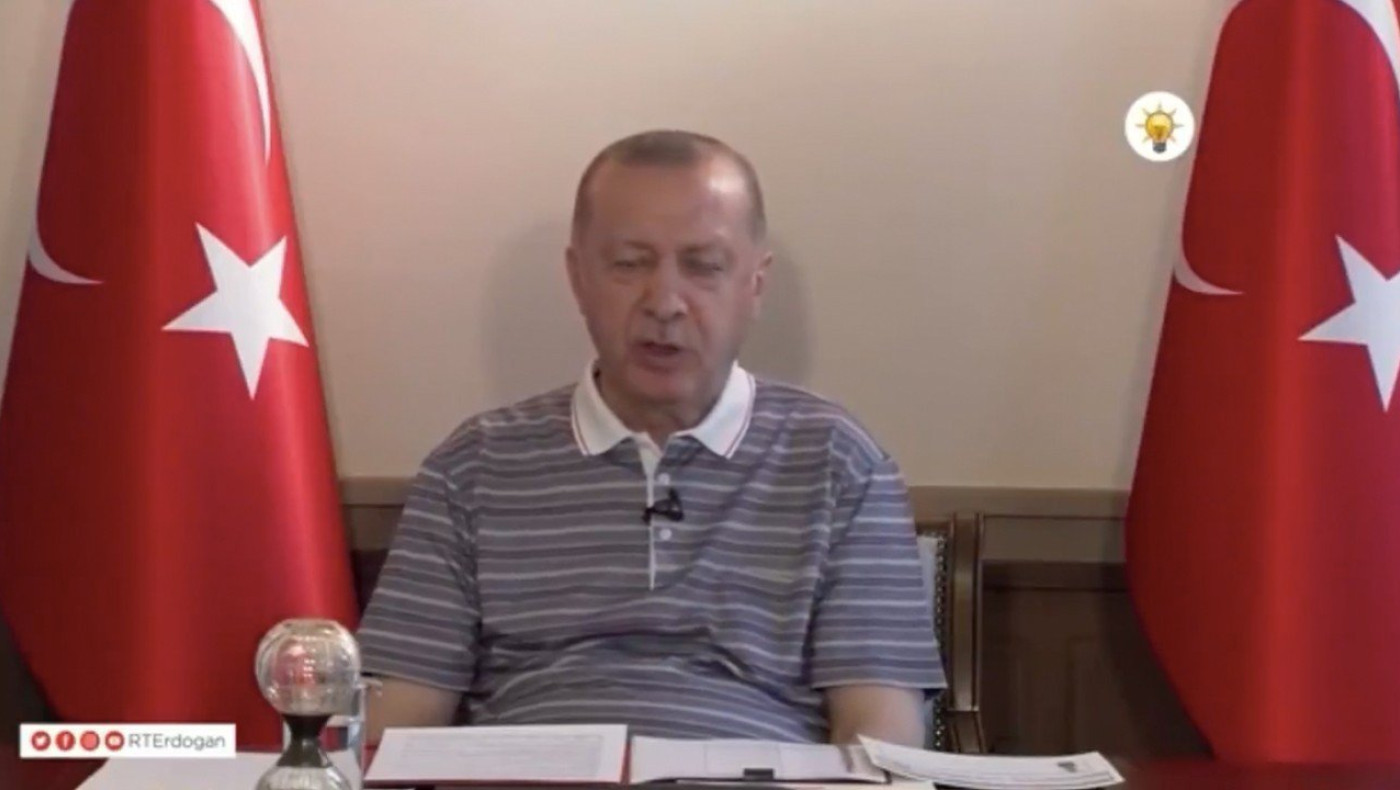 Τουρκία: Viral το βίντεο με τον εξουθενωμένο και αδύναμο Ερντογάν!