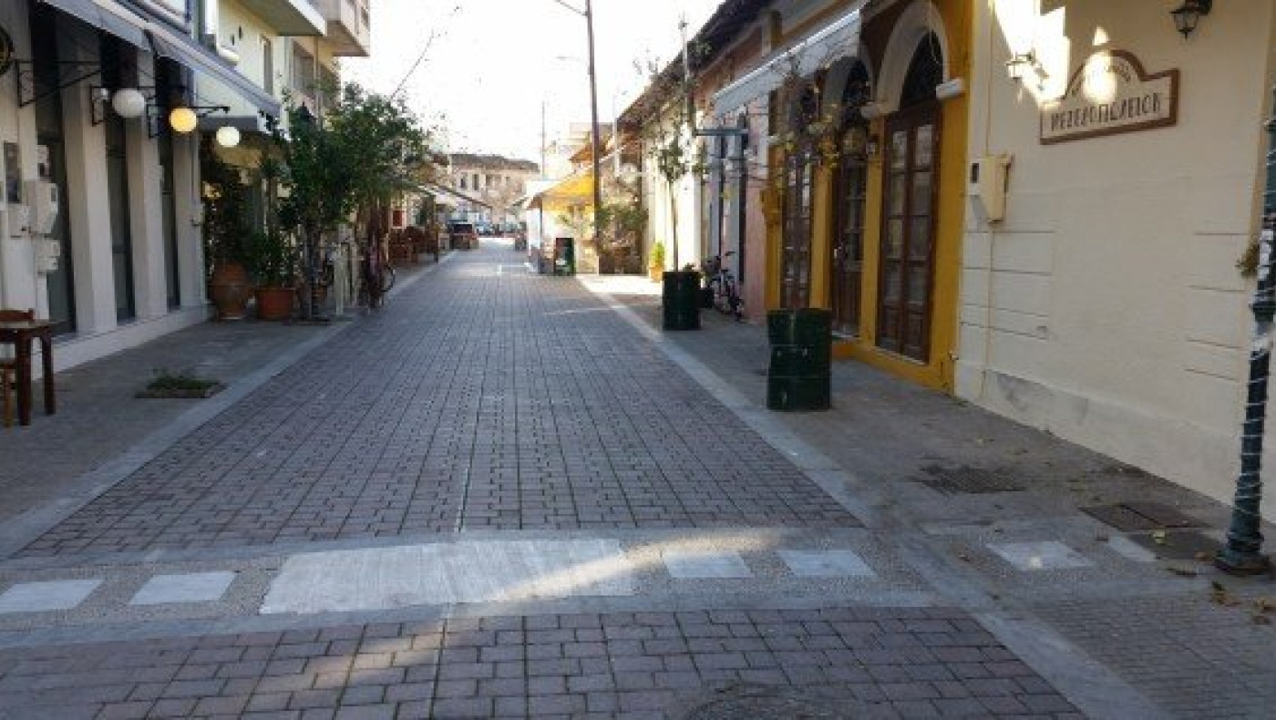 Βόλος: Απίστευτο ξύλο με τραπέζια και καρέκλες χωρίς προφανή λόγο!