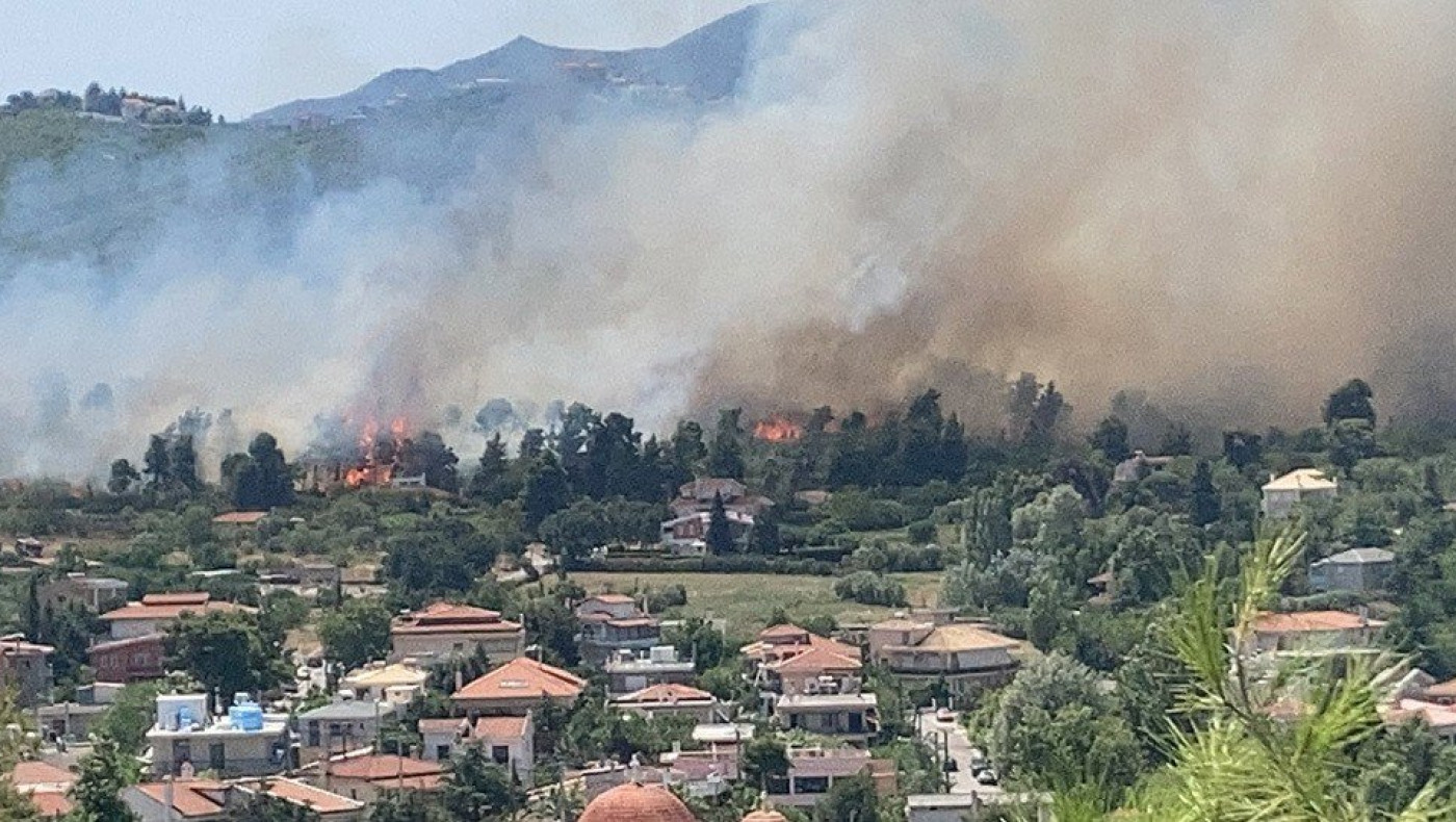 Φωτιά στη Σταμάτα: Καίγονται σπίτια στη Ροδόπολη!