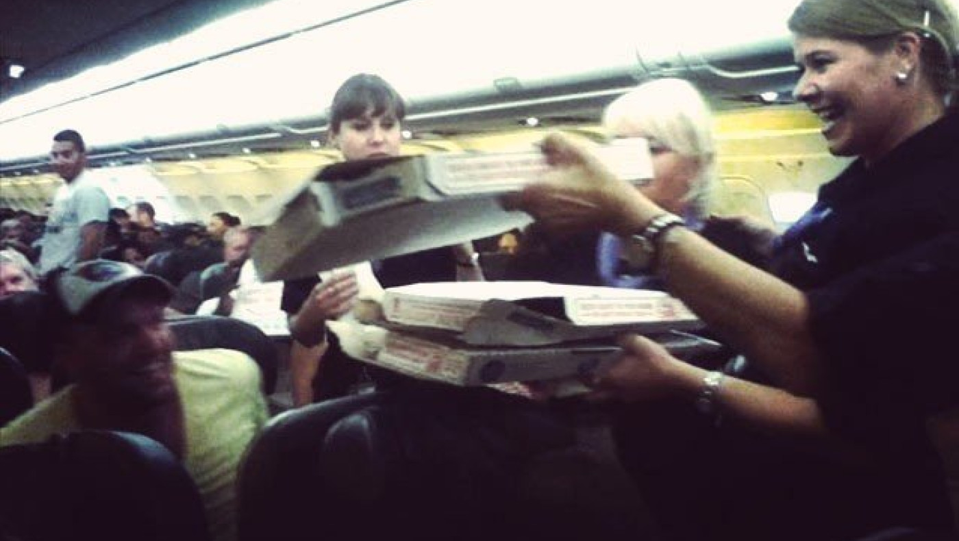 Πιλότος κέρασε πίτσες τους 160 επιβάτες της πτήσης! 