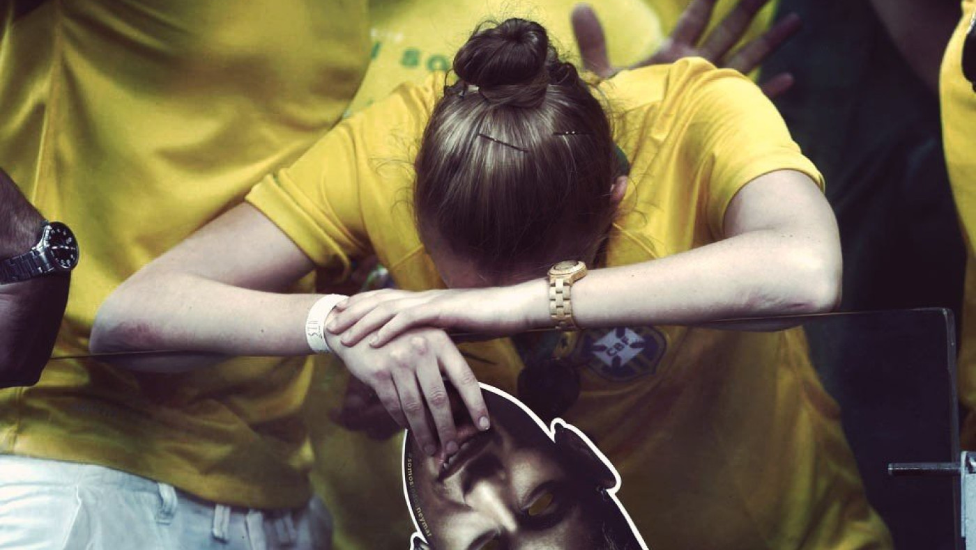 Έβαλαν φωτιά σε σημαίες της Βραζιλίας (video)