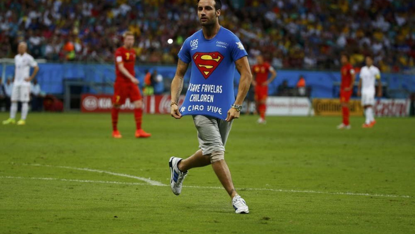 Το «έπαιξε» ανάπηρος και μετά... μπούκαρε στο γήπεδο (VIDEO)