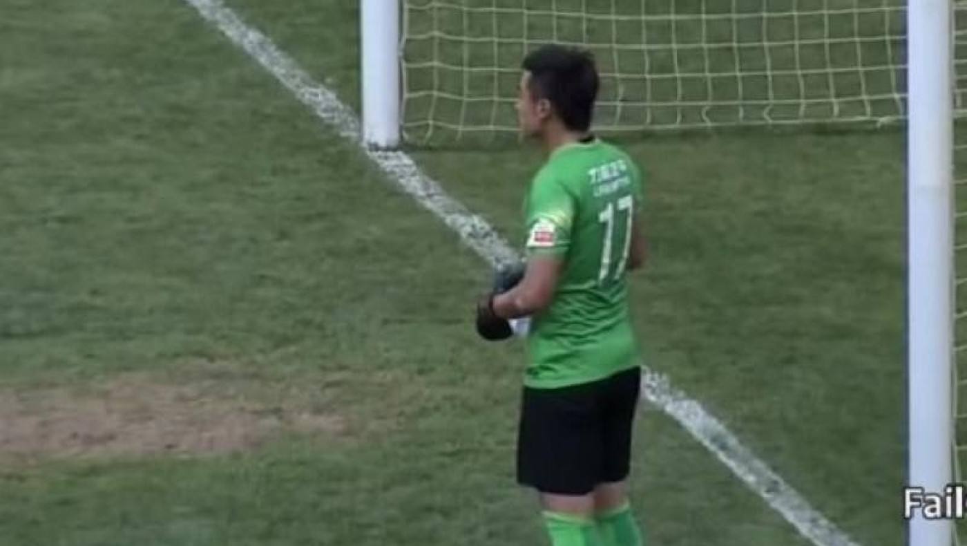 Έπινε νερό και δέχτηκε γκολ (VIDEO)