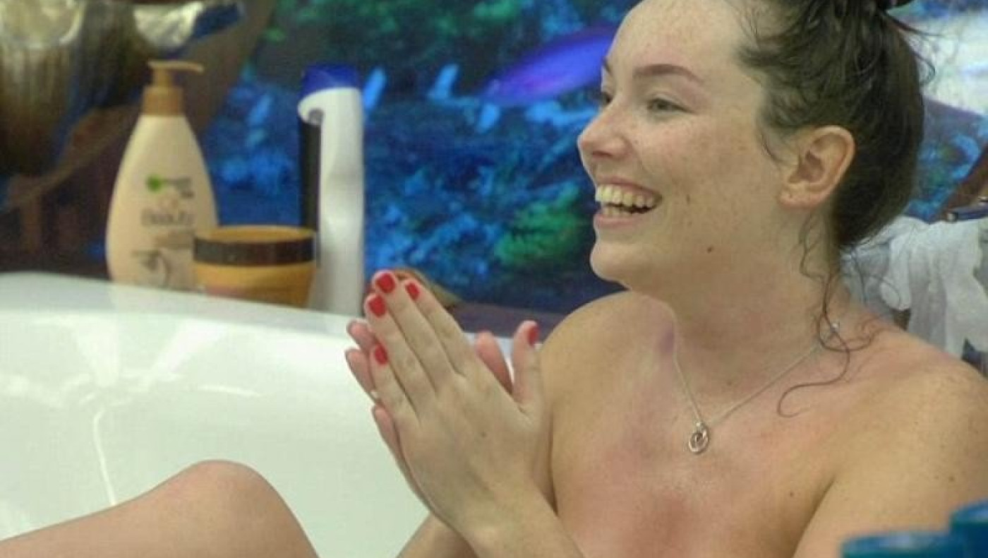 Oλόγυμνη στην πισίνα μπροστά σε δεκάδες κάμερες του Big Brother! (PICS & VIDEO)