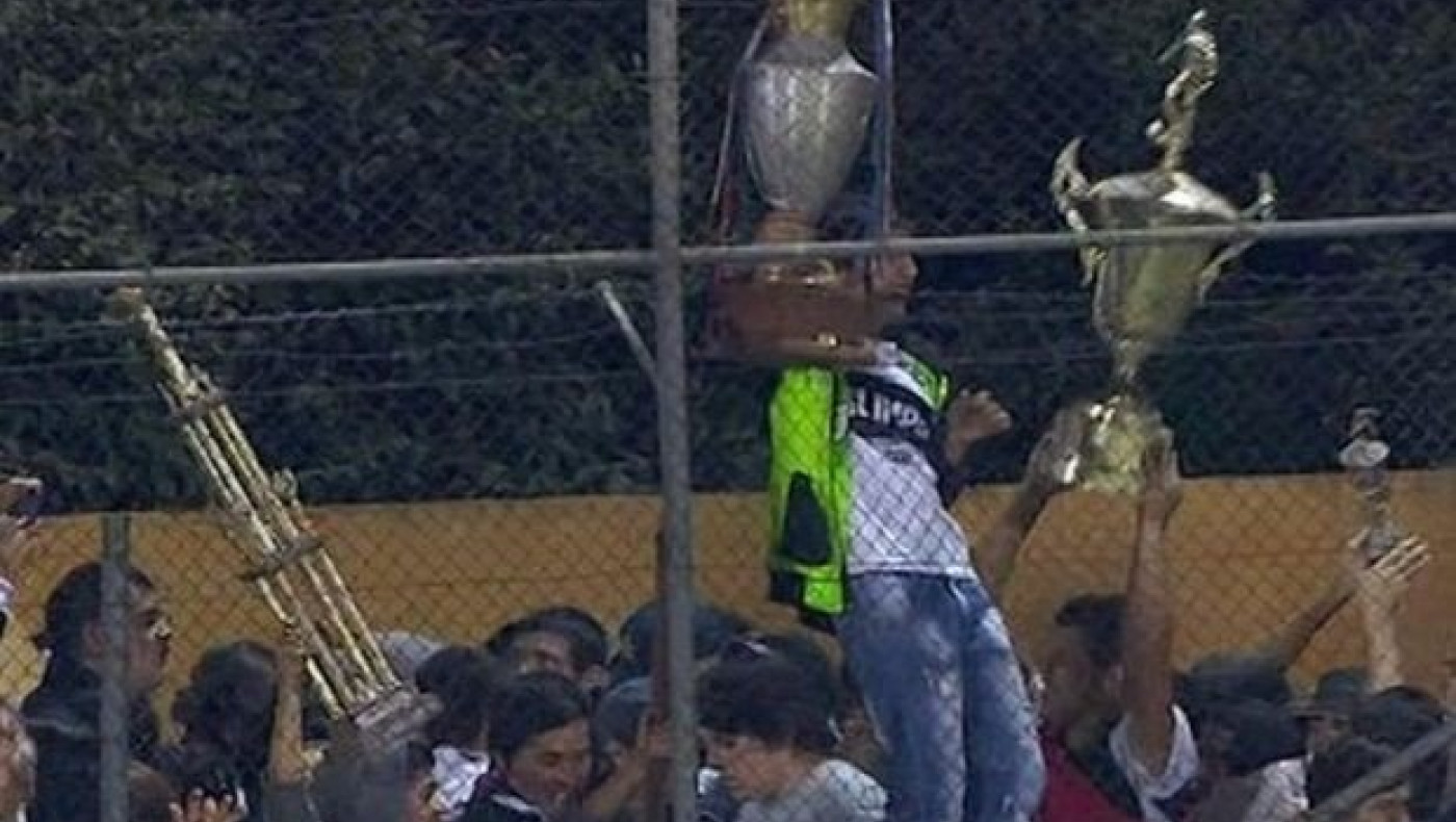 Έκλεψαν και κατέστρεψαν τα κύπελλα των αντιπάλων (video)