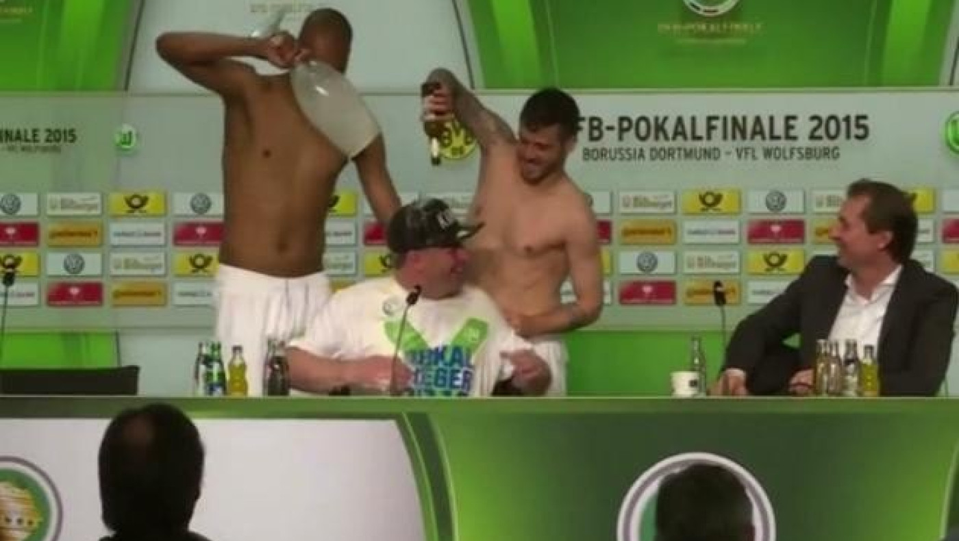 Ο Βιεϊρίνια έλουσε με μπίρα τον προπονητή του! (VIDEO)