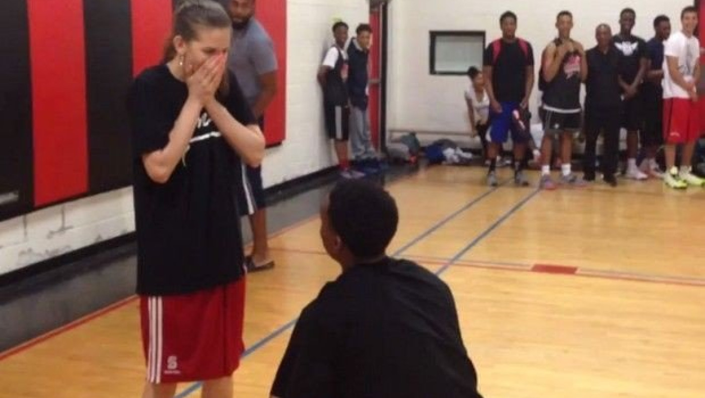 Αυτή και αν είναι πρόταση γάμου... (video)