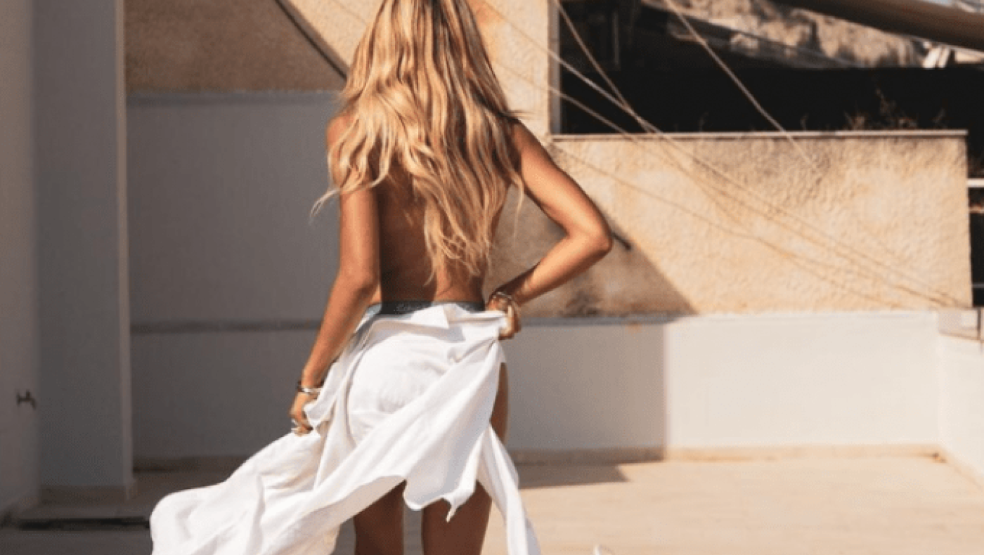 Δημοσιογράφος του ΣΚΑΙ ζεστάθηκε κι ανέβηκε στην ταράτσα topless