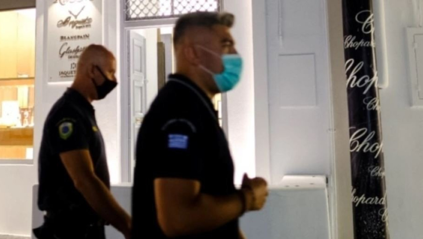 Οι αστυνομικοί στην Μύκονο μοιράζουν μάσκες στους τουρίστες