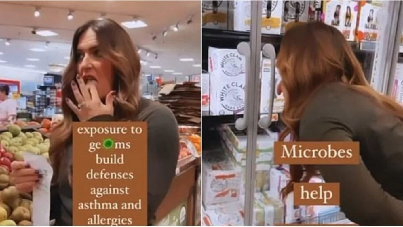 Αντιεμβολιάστρια γλείφει λαβές από καρότσια και ψυγεία σε σούπερ μάρκετ