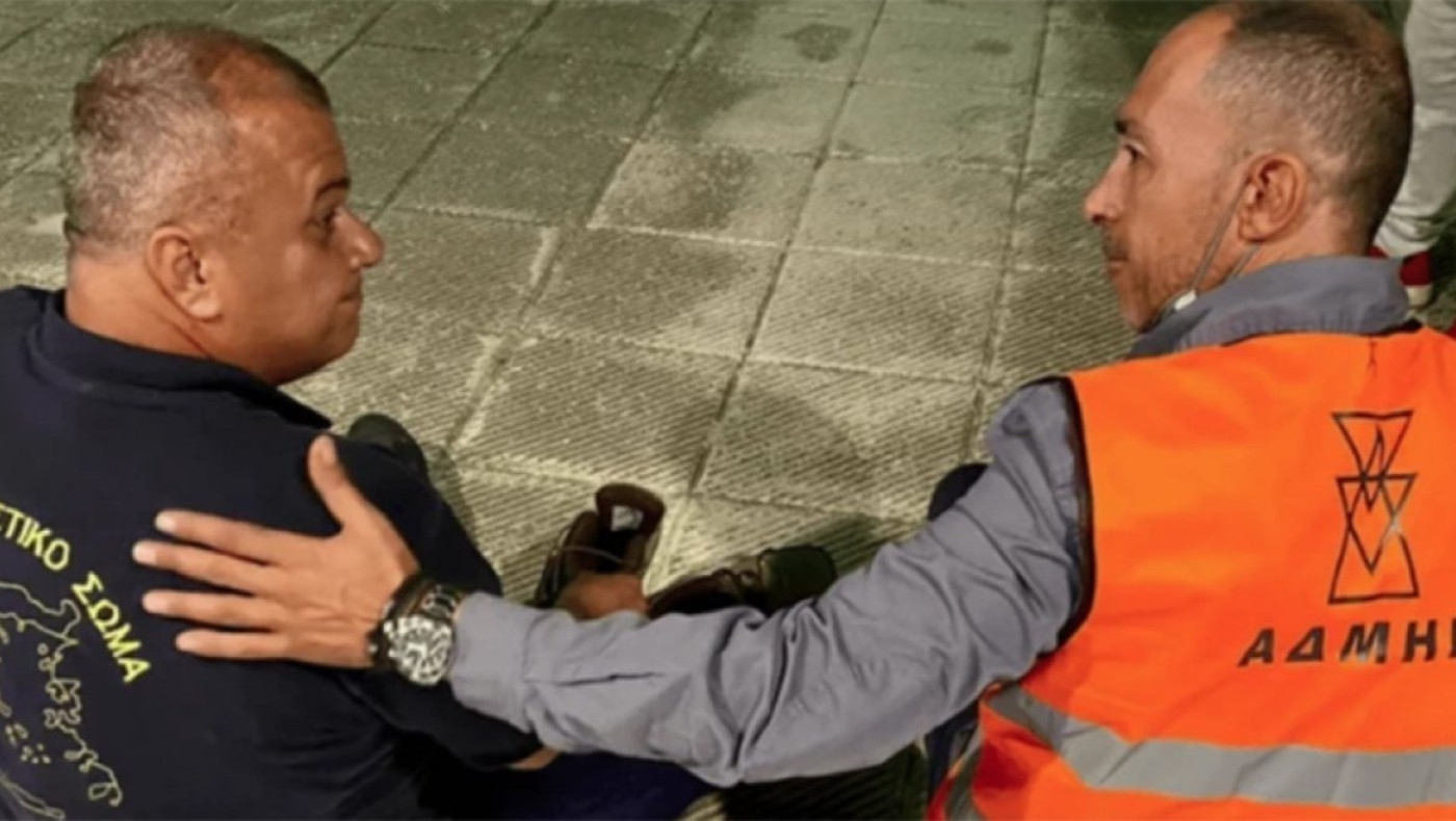 Φωτιά - Κρυονέρι: Υπάλληλος του ΑΔΜΗΕ έδωσε τα παπούτσια του σε πυροσβέστη