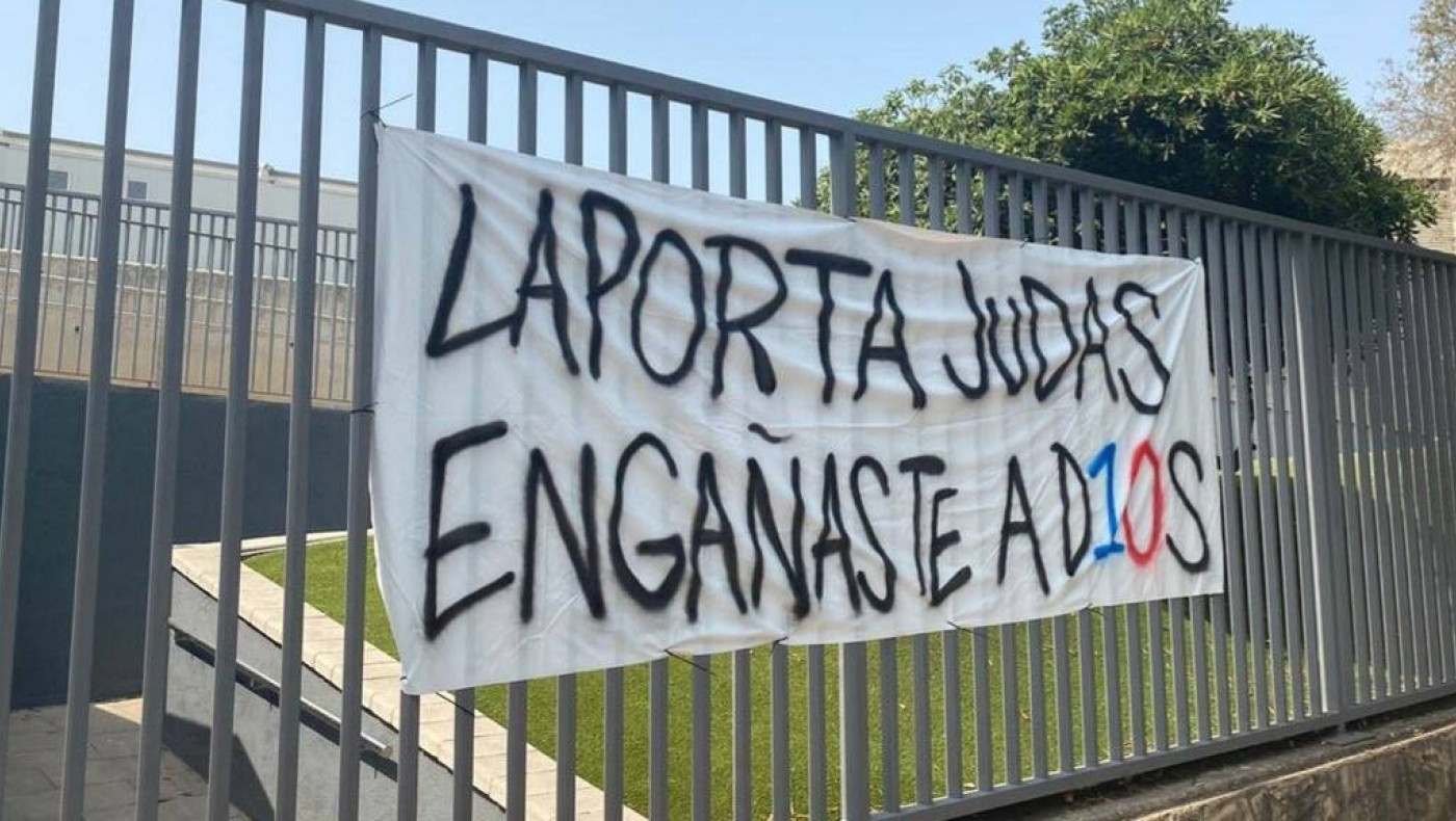 Πανό οργής κατά του Λαπόρτα: «Εσύ διακοπές, ο Μέσι στο Παρίσι»