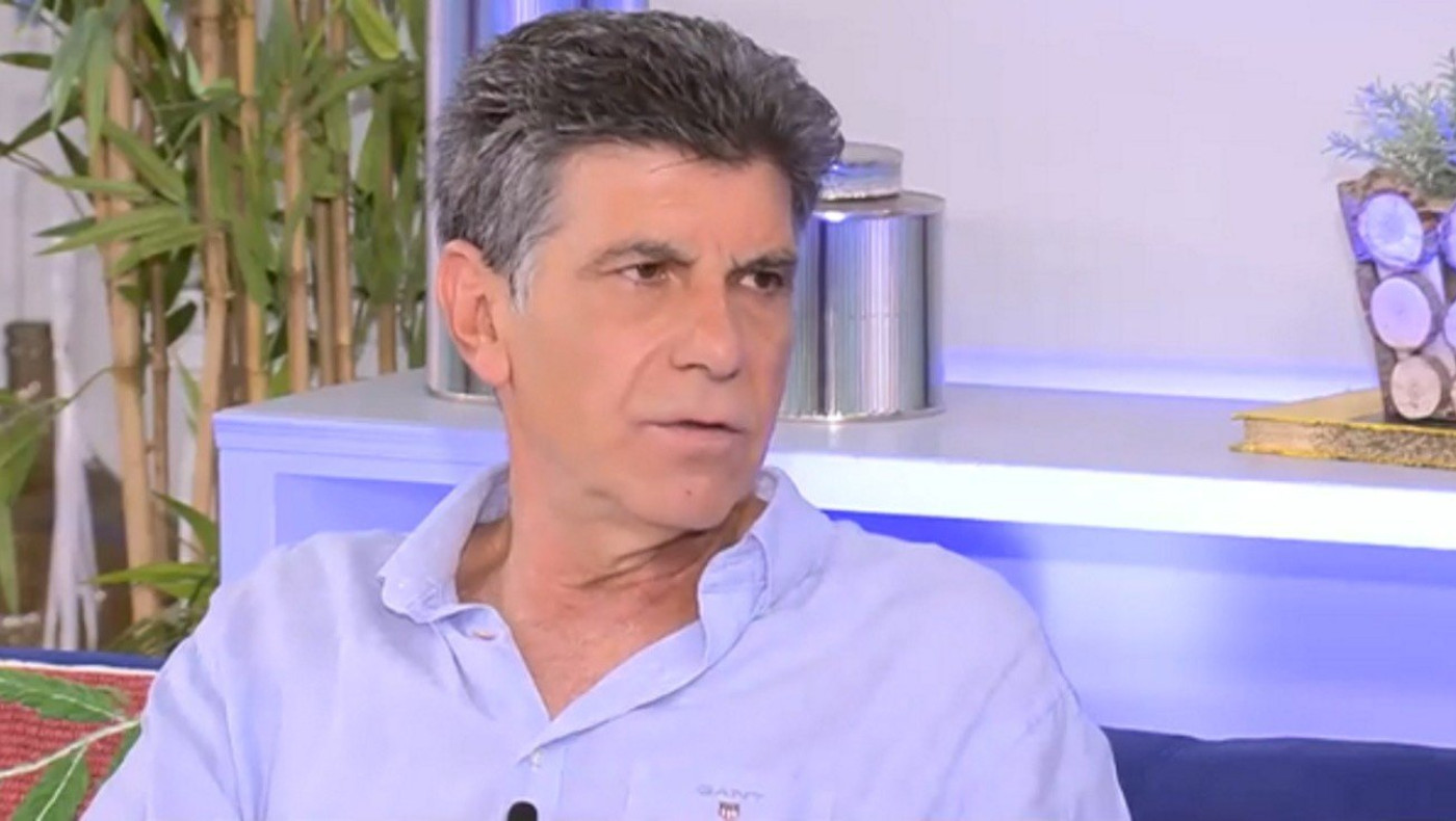 Καταπέλτης ο Γιάννης Μπέζος για τα εμβόλια στην Ελλάδα