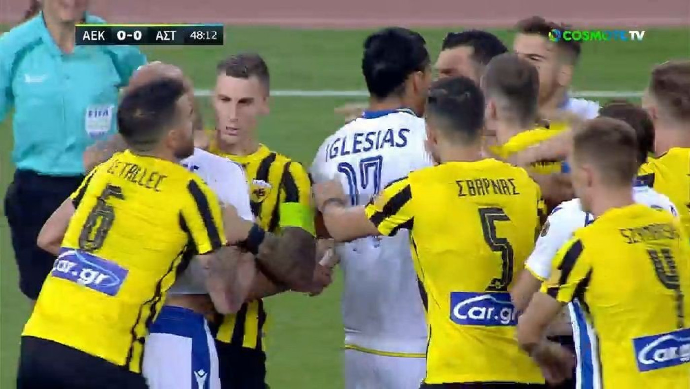 Επαιξαν μπουνιές Μπαράλες-Τζαβέλλας στο ΑΕΚ-Αστέρας (vid)
