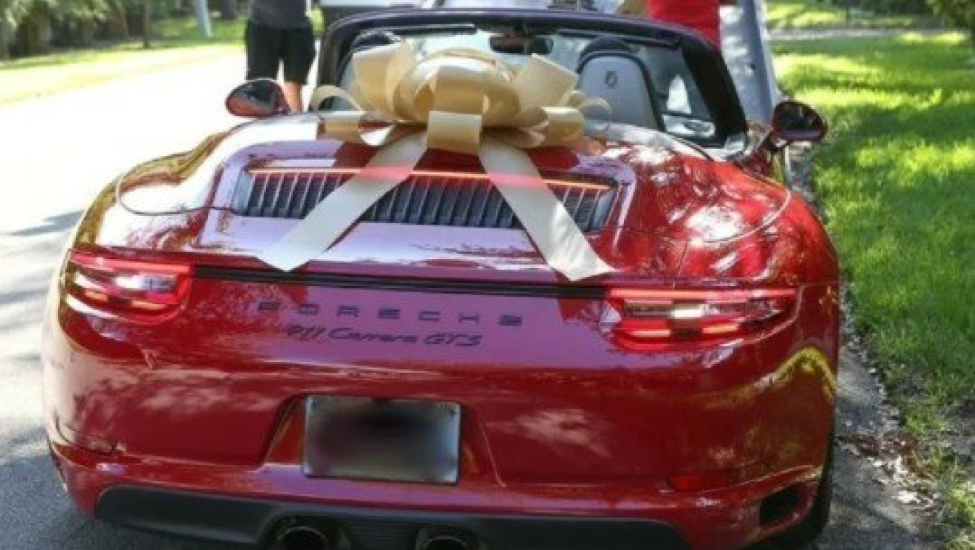 Χώρισαν και της πήρε πίσω την Porsche!