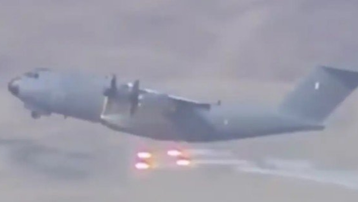Βίντεο: Αεροπλάνο πετάει «φωτοβολίδες» για να αποκρούσει τυχόν επίθεση τζιχαντιστών