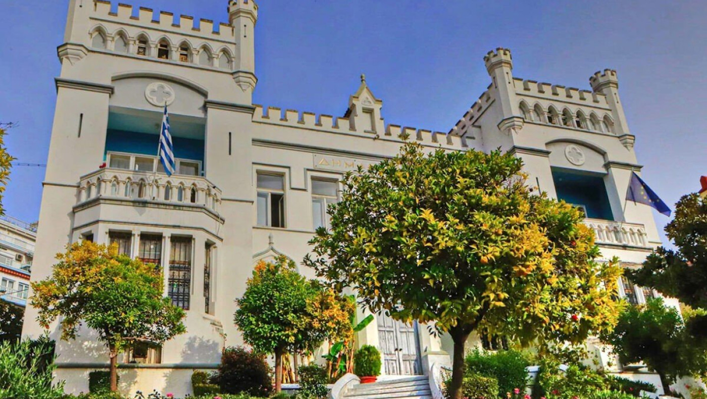 «Πόρτα» από το Δημαρχείο Καβάλας στους ανεμβολίαστους