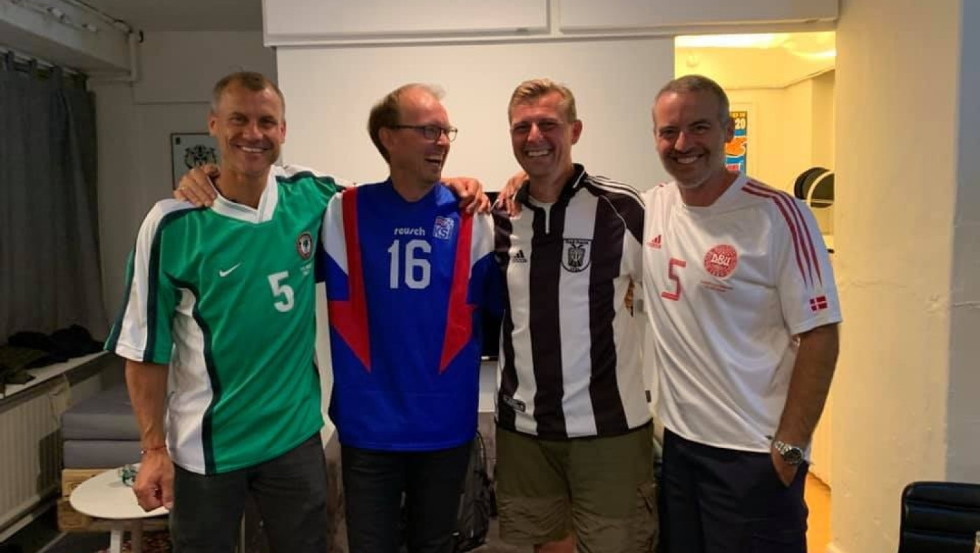 Ο Μικάελσεν ποζάρει με φανέλα του ΠΑΟΚ αγκαλιά με τον Ρενέ Χένρικσεν